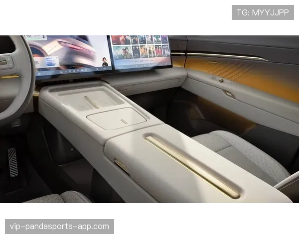 亚历克斯·摩根背着帆布包去接孩子——赛场女王和小区妈妈同时在线，冲突感太强了